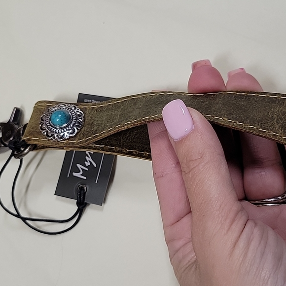 Distressed Leather Wristlet Looped Keychain, concho - Picture 3 of 4